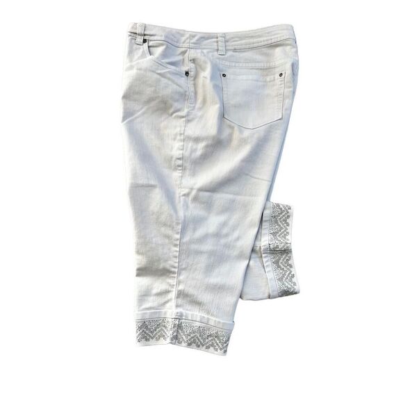 CJ BANKS Relaxed Stretch White Capri Crop Embellished Jean size 20W - Picture 1 of 7